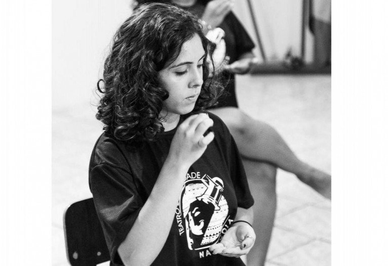 Estudante do Centro de Ensino Médio 9 de Ceilândia durante oficinas teatrais