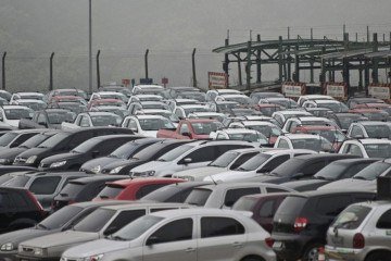 Segundo a Fenabrave, a demanda por veículos novos permanece aquecida, mesmo diante de um cenário de crédito considerado complexo. - 