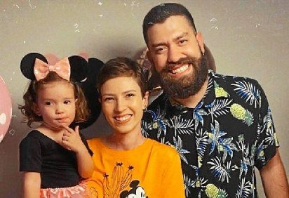 Priscilla e Alair comemoraram os 2 anos da filha, Manuela, com uma pequena festa