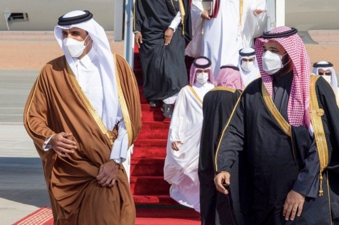 O príncipe herdeiro Mohammed bin Salman (D) dando as boas-vindas ao Emir do Catar Tamim bin Hamad Al-Thani (E) em sua chegada à cidade de al-Ula, no noroeste da Arábia Saudita Arábia para a 41ª cúpula do Conselho de Cooperação do Golfo (GCC). - (crédito: BANDAR AL-JALOUD / Palácio Real Saudita / AFP) O príncipe herdeiro Mohammed bin Salman (D) dando as boas-vindas ao Emir do Catar Tamim bin Hamad Al-Thani (E) em sua chegada à cidade de al-Ula, no noroeste da Arábia Saudita Arábia para a 41ª cúpula do Conselho de Cooperação do Golfo (GCC). - (crédito: BANDAR AL-JALOUD / Palácio Real Saudita / AFP)