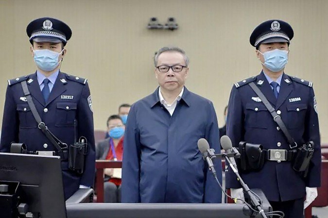Lai Xiaomin (C), ex-presidente da China Huarong Asset Management Co., durante seu julgamento no Segundo Tribunal Popular Intermediário em Tianjin, em 11 de agosto de 2020. - (crédito: Handout / Segundo Tribunal Popular Intermediário de Tianjin / AFP) Lai Xiaomin (C), ex-presidente da China Huarong Asset Management Co., durante seu julgamento no Segundo Tribunal Popular Intermediário em Tianjin, em 11 de agosto de 2020. - (crédito: Handout / Segundo Tribunal Popular Intermediário de Tianjin / AFP)