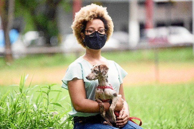 Após Amanda perder a pet que a acompanhava há 15 anos, ela adotou Estrela, e, hoje, são melhores amigas.