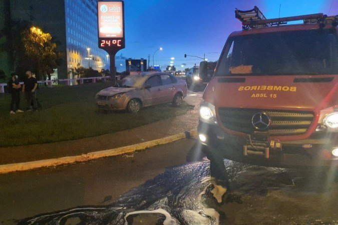 Condutor do veículo incendiado não se feriu - (crédito: CBMDF/Divulgação) Condutor do veículo incendiado não se feriu - (crédito: CBMDF/Divulgação)