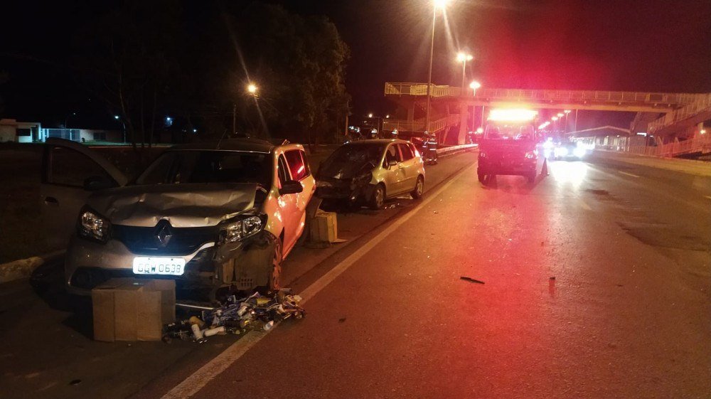 Colisão entre três carros na EPIA deixa cinco pessoas feridas 