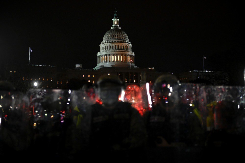 Bush diz que EUA parece  'república das bananas' após invasão do Capitólio