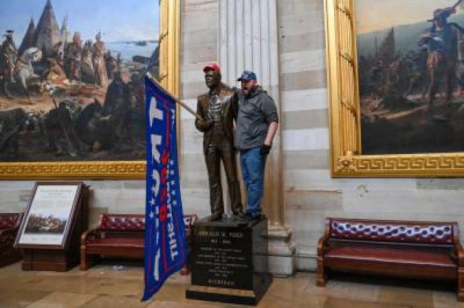 Outro eleitor tira foto ao lado de uma estátua na Rotunda do Capitólio 