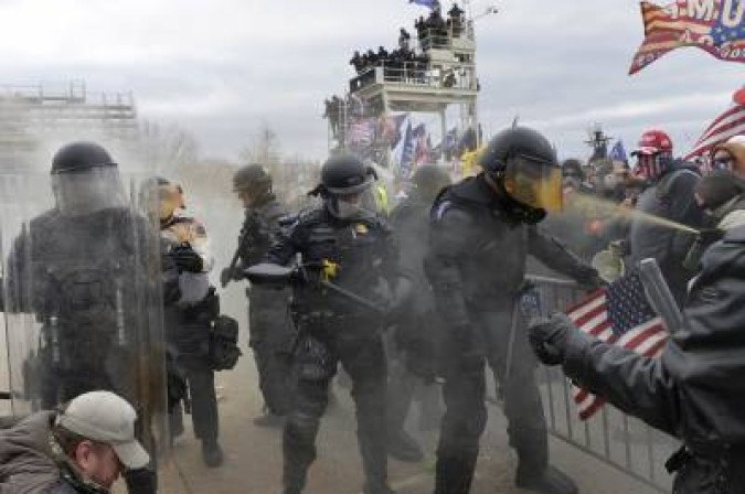 Polícia de choque recebe spray de pimenta no rosto ao tentar conter manifestantes 