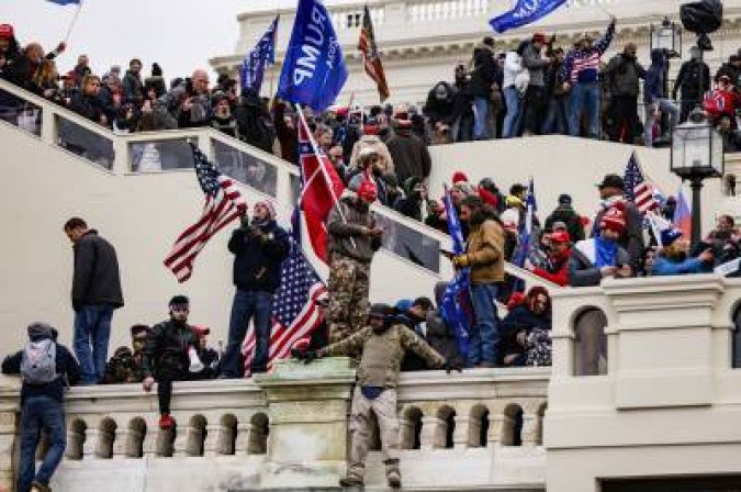 Multidão invade o prédio da sede do Legislativo, no coração de Washington, em ação que deixou cinco mortos e causou indignação   -  (crédito: Samuel Corum/Getty Images/AFP)