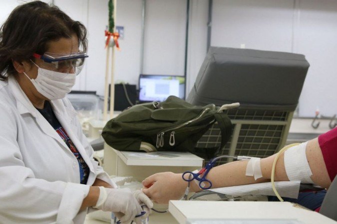 A pandemia acabou por reduzir a quantidade de voluntários para doação de sangue - (crédito: Rovena Rosa/Agência Brasil) A pandemia acabou por reduzir a quantidade de voluntários para doação de sangue - (crédito: Rovena Rosa/Agência Brasil)