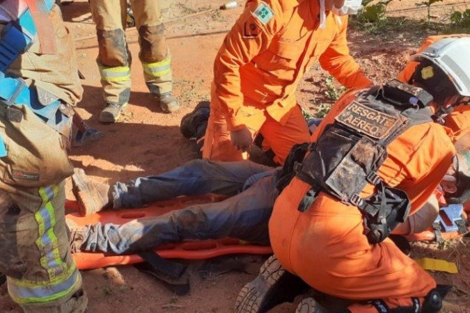 Vítima foi levada para o Hospital de Base, com suspeita de traumatismo craniano - (crédito: Divulgação/CBMDF) Vítima foi levada para o Hospital de Base, com suspeita de traumatismo craniano - (crédito: Divulgação/CBMDF)