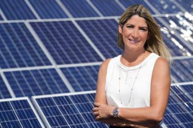 Crédito: Glenio Dettmar/Divulgação. Laura Oliveira, empresária e presidente do Grupo Levvo na usina de energia solar que construiu em uma chácara do Lago Sul.