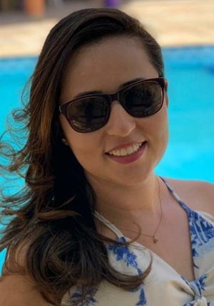 A professora Carliana Oliveira leciona redação na EEEP Antonio Mota Filho A professora Carliana Oliveira leciona redação na EEEP Antonio Mota Filho