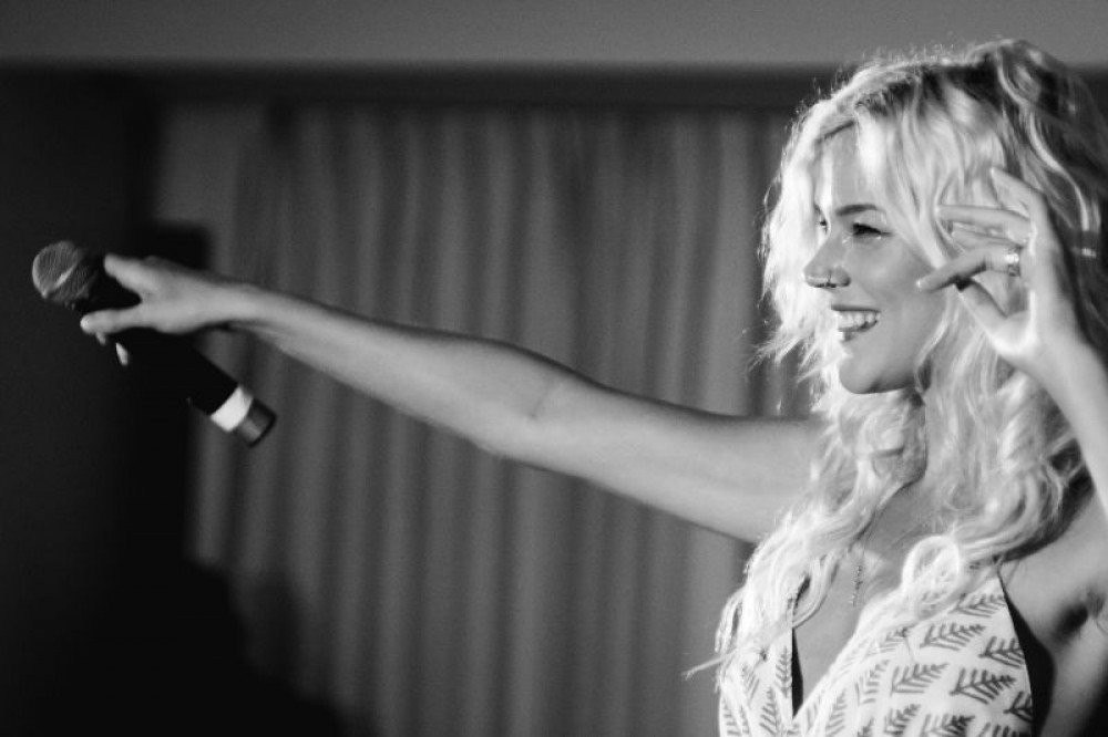 Joss Stone lança single inédito após três anos e se prepara para novo CD