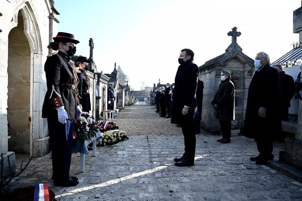 Macron homenageia ex-presidente socialista Mitterrand, morto há 25 anos