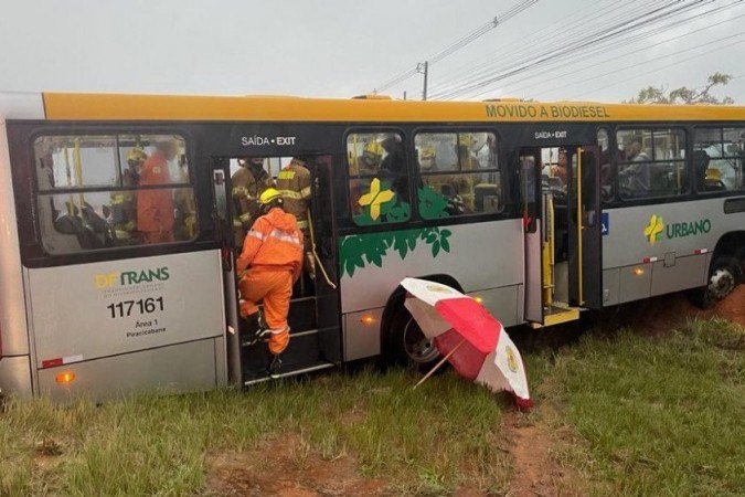 Ônibus cai em ribanceira na BR-020