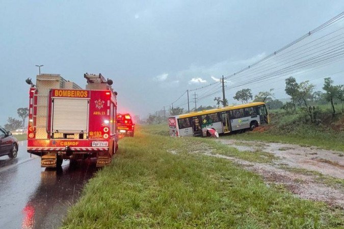 Ônibus cai em ribanceira na BR-020