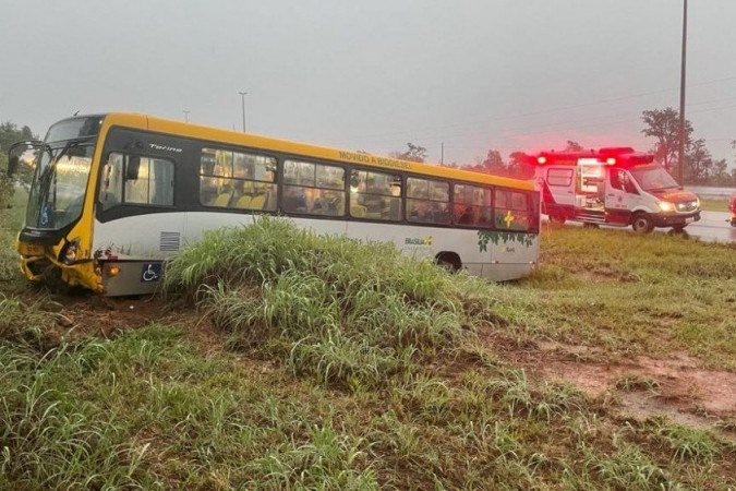 Ônibus cai em ribanceira na BR-020