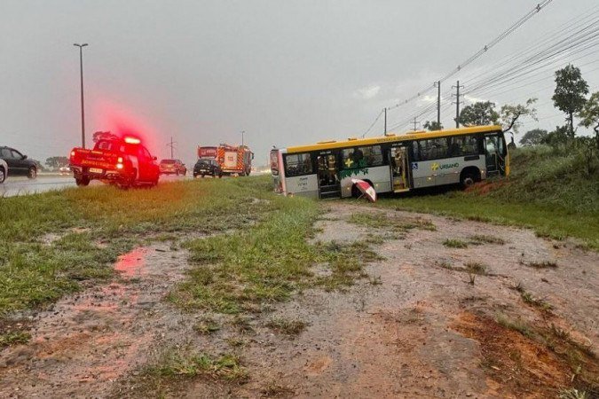 Ônibus cai em ribanceira na BR-020