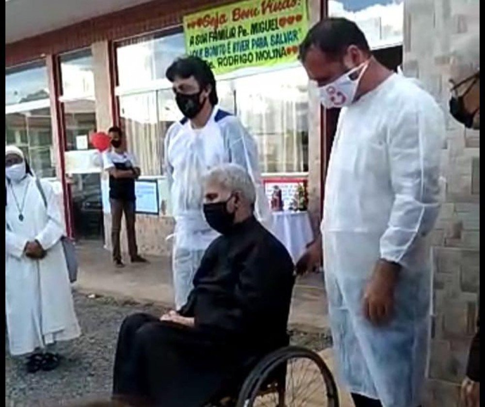 Após internação em decorrência da covid-19, padre Miguel Diáz recebe alta
