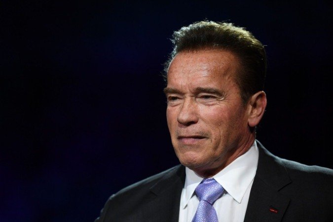 Posicionado em frente à bandeira dos EUA e do estado da Califórnia, do qual foi governador, Schwarzenegger falou em vídeo sobre os perigos de se tolerar movimentos como os da semana passada - (crédito: AFP/Eric FEFERBERG) Posicionado em frente à bandeira dos EUA e do estado da Califórnia, do qual foi governador, Schwarzenegger falou em vídeo sobre os perigos de se tolerar movimentos como os da semana passada - (crédito: AFP/Eric FEFERBERG)