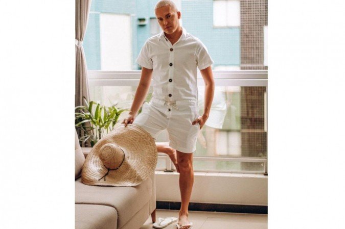 A caminho da praia com estilo
Produção de Eduardo Ganassin, este look todo branco com botões escuros e um chapéu para acrescentar estilo é a cara do verão. Peças da marca brasiliense Sew up