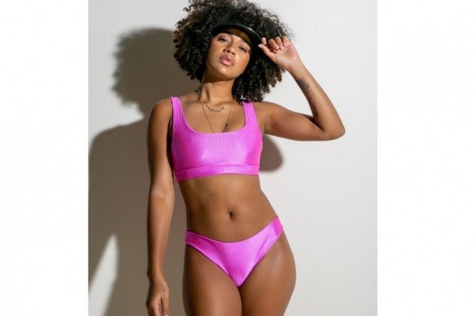 Básica, mas com um toque especial
A viseira tem a funcionalidade de proteger do sol, mas também manter o cabelo em ordem e dar uma graça ao look. Além disso, colares de diferentes tamanhos conferem uma delicadeza a mais à produção. Biquíni da Arpa Bikineria (R$ 82 cada peça ou R$ 164 o conjunto)