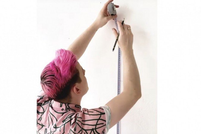 Passo 1: Com a trena e o lápis, marque na parede os furos onde ficaram fixos os suportes de calha.