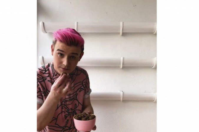 Passo 3: Antes de posicionar as calhas nos suportes, faça pequenos furos no fundo de cada uma delas para que a água possa escorrer.
Caso a parede viva seja em um ambiente interno, não fure a última calha, que ficará por baixo.