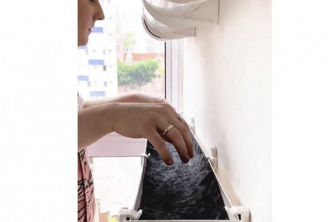 Passo 4: Na última calha, sem furos, coloque uma camada de argila expandida, assim ela absorverá o excesso de água.
Coloque pedaços de manta de drenagem em todas as calhas, ela vai impedir que a terra escape pelos buraquinhos e manterá os nutrientes próximos às raízes das plantas.