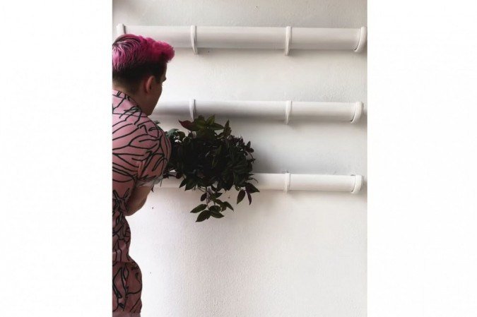 Passo 5: Por fim, é hora de posicionar as plantas. Comece por baixo e com as menores, vá subindo e colocando as espécies maiores, cobrindo bem as calhas e preenchendo bem visualmente.