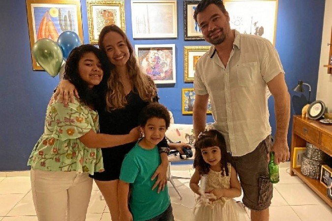 Denise Mazzuchelli e o marido, Allison, descobriram a gravidez de Morena depois que adotarem Yasmin e João
