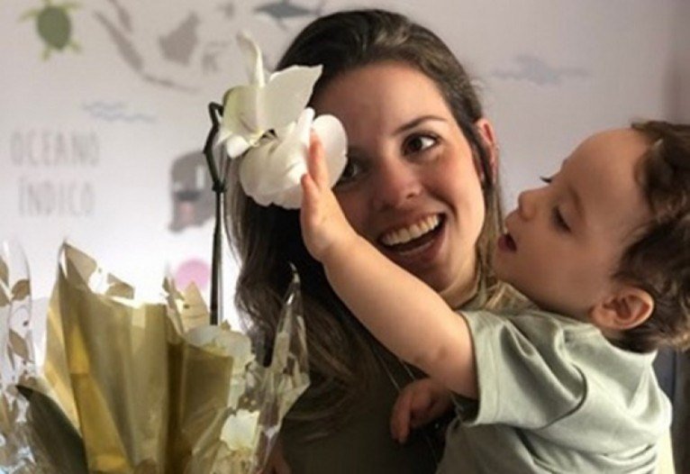 M&atilde;e de Tom, de 1 ano, D&eacute;bora sabe como a vida ap&oacute;s a maternidade pode ser corrida