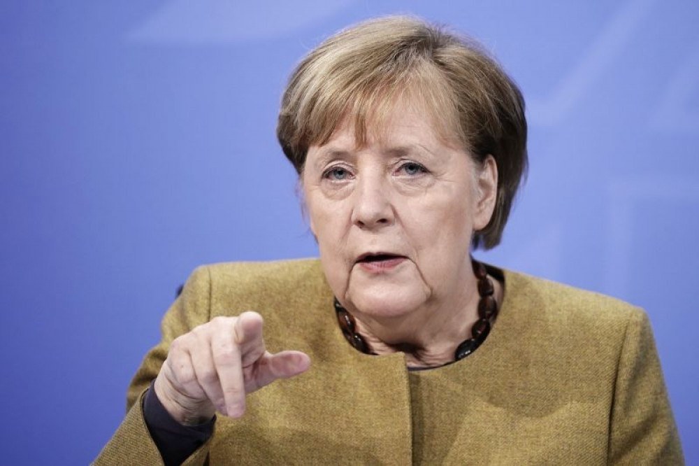 Merkel defende diálogo com talibãs para proteger avanços obtidos