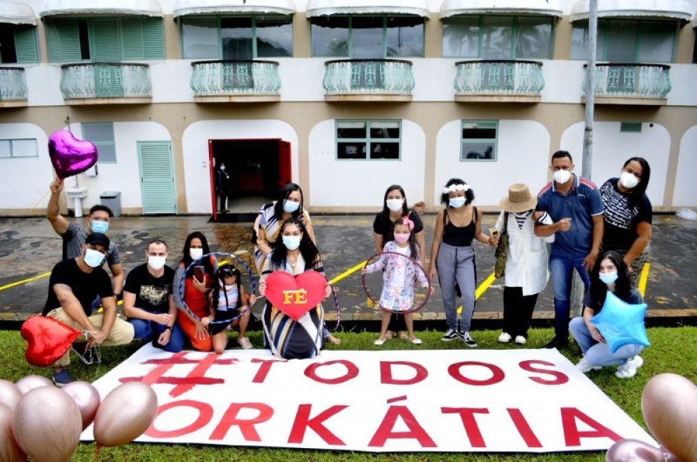 Familiares prestam homenagem a aposentada isolada para tratamento de câncer