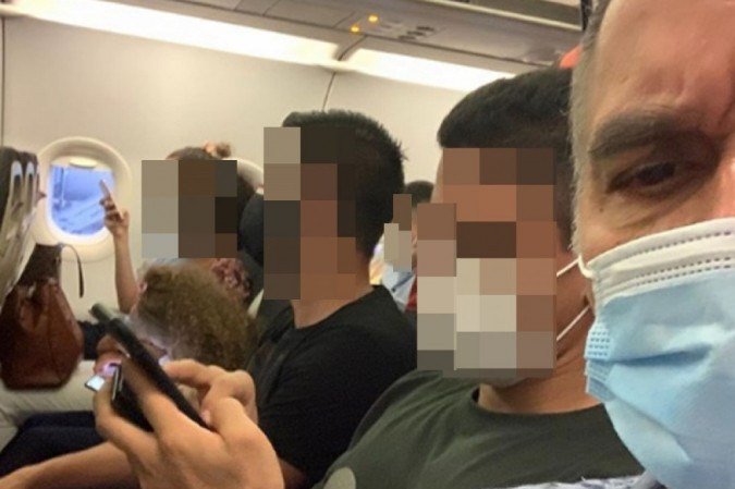 Pouco espaço entre as poltronas do avião desagradou Humberto Martins -  (crédito: Instagram/ Reprodução)