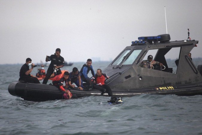 A primeira caixa-preta do avião que caiu em 9 de janeiro foi encontrada na terça-feira -  (crédito: Demy Sanjaya / AFP)