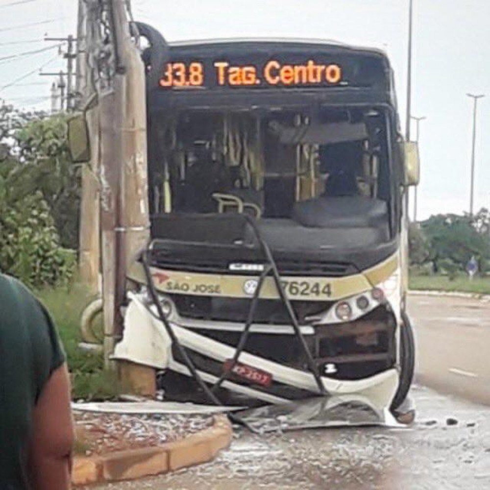 Ônibus colide com poste em Ceilândia Norte; não houve feridos
