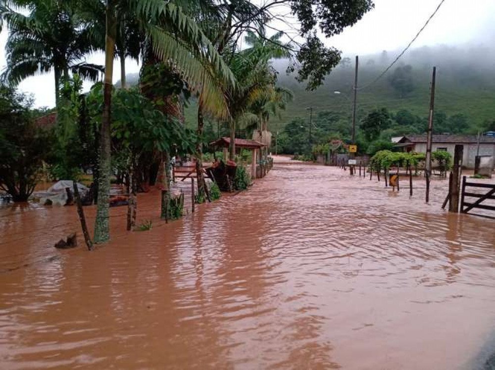 Tromba d'água deixou quase 100 pessoas desalojadas em Minas Gerais