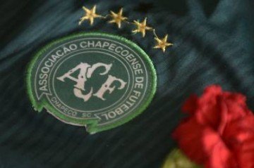 (FILES) In this file photo taken on December 02, 2016, the badge of the Chapecoense Real Brazilian football team, most of whose members were killed in a November 28 plane crash in the Colombian mountains, seen during a tribute at the club's Arena Conda stadium in Chapeco, in the southern Brazilian state of Santa Catarina. Chapecoense, the modest Brazilian football club that sparked a wave of global solidarity after the plane crash that decimated it in 2016, will return to the Brazilian first division in 2021 after a season in the B series. / AFP / DOUGLAS MAGNO - (crédito: DOUGLAS MAGNO) (FILES) In this file photo taken on December 02, 2016, the badge of the Chapecoense Real Brazilian football team, most of whose members were killed in a November 28 plane crash in the Colombian mountains, seen during a tribute at the club's Arena Conda stadium in Chapeco, in the southern Brazilian state of Santa Catarina. Chapecoense, the modest Brazilian football club that sparked a wave of global solidarity after the plane crash that decimated it in 2016, will return to the Brazilian first division in 2021 after a season in the B series. / AFP / DOUGLAS MAGNO - (crédito: DOUGLAS MAGNO)