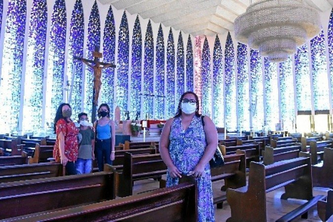 Arlene (D) veio de Maceió e conheceu o Santuário Dom Bosco com a prima Raquel (E), moradora de Brasília
