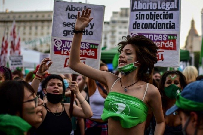 Mulheres foram ás ruas apoiar a aprovação da lei que permite o aborto na Argentina - (crédito: AFP / RONALDO SCHEMIDT) Mulheres foram ás ruas apoiar a aprovação da lei que permite o aborto na Argentina - (crédito: AFP / RONALDO SCHEMIDT)