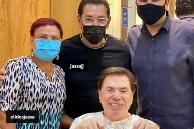 Silvio Santos volta ao tradicional tom castanho e posa ao lado da equipe do salão comandado por Jassa - (crédito: Reprodução/ Instagram) Silvio Santos volta ao tradicional tom castanho e posa ao lado da equipe do salão comandado por Jassa - (crédito: Reprodução/ Instagram)