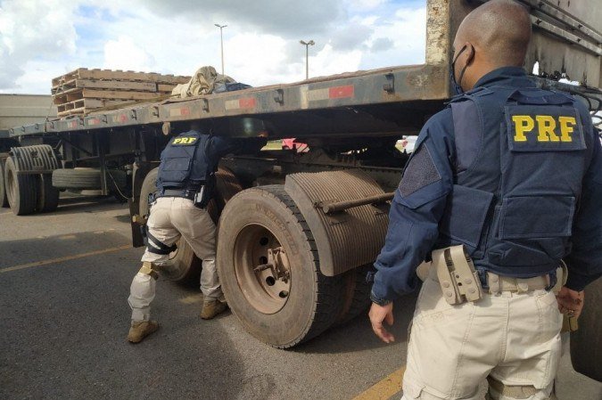 Por coincidência, o veículo com chassi original foi abordado em Goiás - (crédito: Divulgação/PRF) Por coincidência, o veículo com chassi original foi abordado em Goiás - (crédito: Divulgação/PRF)