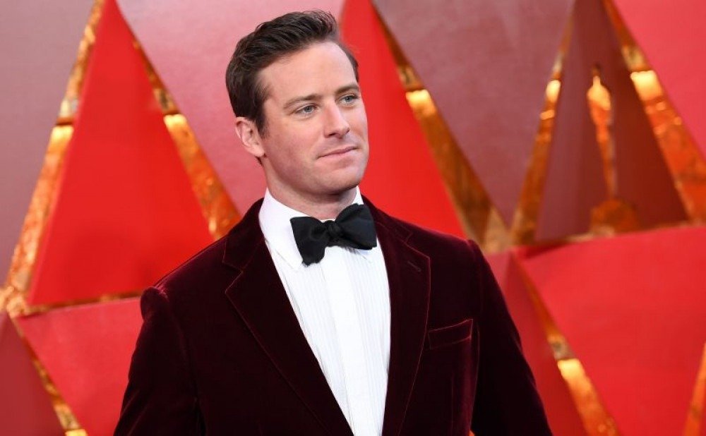 Armie Hammer sai do elenco de filme após acusações de canibalismo
