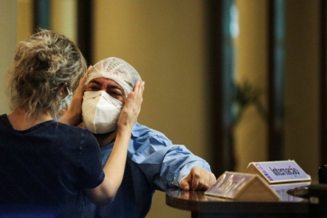 Funcionários de hospitais em Manaus estão trabalhando sem recursos para salvar vidas - Funcionários de hospitais em Manaus estão trabalhando sem recursos para salvar vidas -