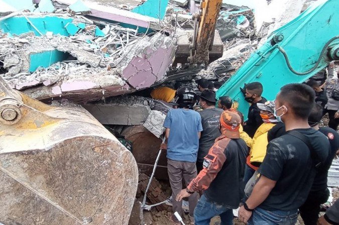 Terremoto de 6,2 pontos atingiu a Indonésia nesta sexta-feira - (crédito: Mawardi / AFP) Terremoto de 6,2 pontos atingiu a Indonésia nesta sexta-feira - (crédito: Mawardi / AFP)