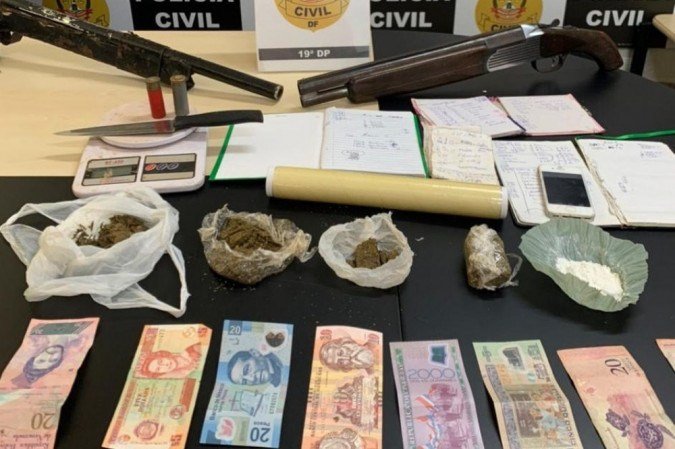 Operação apreendeu armas, drogas e munições no Sol Nascente - (crédito: PCDF/Divulgação) Operação apreendeu armas, drogas e munições no Sol Nascente - (crédito: PCDF/Divulgação)