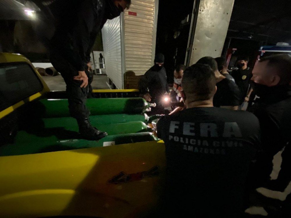 Forças de segurança apreendem caminhão com 33 cilindros de oxigênio
