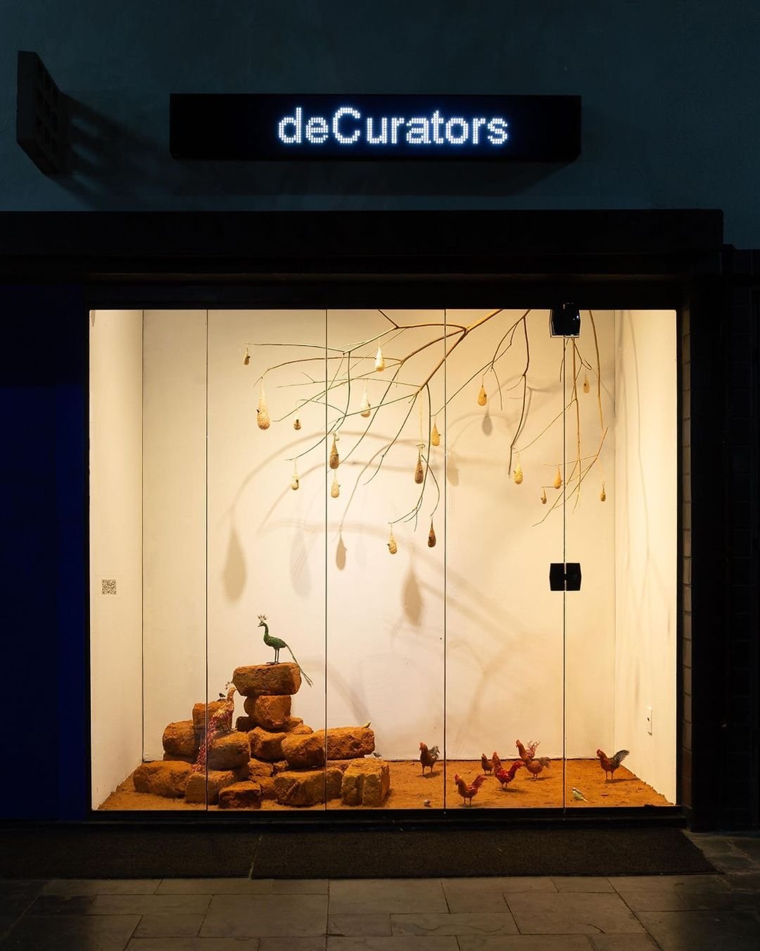 Ocupação da vitrine do deCurators. Projeto 'obrazilnãoconheceobrasil'