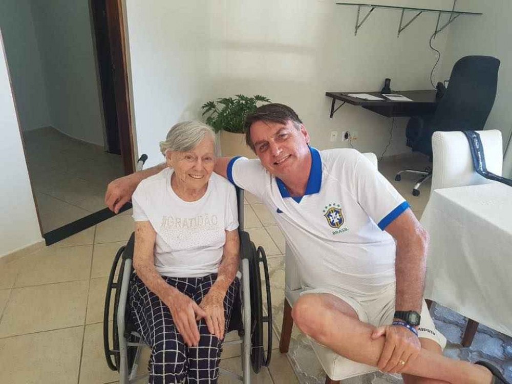 Bolsonaro visita família e diz que mãe, Dona Olinda, está doente